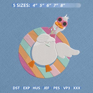 Könnte beinhalten: Ein Stickmuster mit einer weißen Ente, die eine rosa Sonnenbrille trägt, in einem mehrfarbig gestreiften Schwimmring schwimmt und ein Getränk mit einem kleinen Schirm hält. Der Text lautet 5 SIZES: 4" 5" 6" 7" 8" sowie DST EXP HUS JEF PES VP3 XXX.