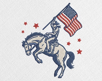 Op de afbeelding: Geborduurd ontwerp van een cowboy op een steigerend paard met een Amerikaanse vlag. Het ontwerp bevat rode sterren en de tekst "5 SIZES: 4" 5" 6" 7" 8"" bovenaan. Beschikbaar in meerdere bestandsformaten.