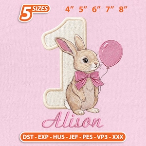 Può includere: Design ricamato rosa con un coniglietto che tiene un palloncino rosa accanto al numero 1. Il nome "Alison" è scritto sotto. Disponibile in 5 misure, da 10 cm a 20 cm di altezza.