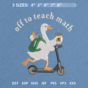 Op de afbeelding: Een borduurontwerp op een blauwe achtergrond met een witte gans met een bril, die een groene rugzak met schoolspullen draagt en een koffiebeker met een pi-symbool vasthoudt. De tekst luidt off to teach math en 5 MATEN: 10 cm 13 cm 15 cm 18 cm 20 cm.