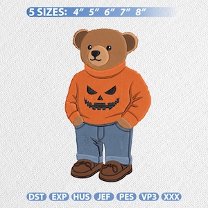 Pode incluir: Um design de bordado de um urso de peluche castanho a usar uma camisola laranja com uma cara de abóbora preta, calças de ganga azuis e sapatos castanhos. O texto 5 SIZES: 4" 5" 6" 7" 8" e os formatos DST, EXP, HUS, JEF, PES, VP3, XXX são visíveis.