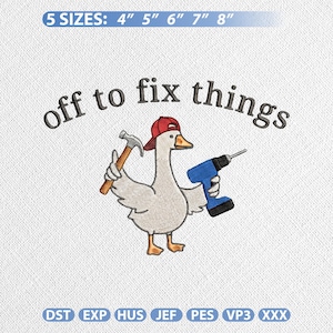 Könnte beinhalten: Gesticktes Design mit einer Cartoon-Gans, die eine rote Kappe trägt und einen Hammer und einen blauen Bohrer hält. Der Text oben lautet "off to fix things". Erhältlich in 5 Größen: 10 cm, 13 cm, 15 cm, 18 cm und 20 cm.