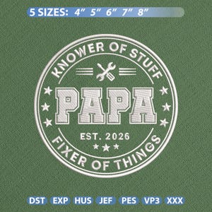 Peut inclure: Un motif de broderie circulaire blanc sur fond vert avec le texte "KNOWER OF STUFF" et "FIXER OF THINGS" entourant le mot "PAPA" et "EST. 2026". Il inclut une icône de clé, des étoiles et le texte "5 SIZES: 4" 5" 6" 7" 8"."