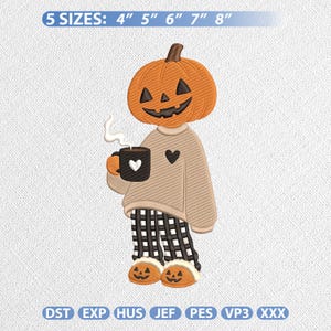 Può includere: Un disegno per ricamo raffigurante un personaggio con testa di zucca che indossa un maglione beige con un cuore nero, pantaloni a quadri bianchi e neri e pantofole a forma di zucca, che tiene una tazza nera con un cuore bianco. Testo: 5 SIZES: 10 cm 13 cm 15 cm 18 cm 20 cm.