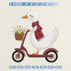 Op de afbeelding: Geborduurd ontwerp van een witte eend met een rode geruite sjaal, rijdend op een bordeauxkleurige scooter. De eend draagt een bloemenmand. Bovenin staat de tekst "5 MATEN: 10 cm 13 cm 15 cm 18 cm 20 cm". Borduurformaten onderaan.