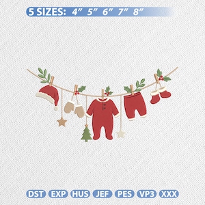 Può includere: Un disegno per ricamo raffigurante un filo da bucato con un cappello rosso da Babbo Natale, muffole, una tutina per neonati, pantaloni e calzini, decorato con agrifoglio, una stella e un albero. Il testo in alto recita 5 SIZES: 4" 5" 6" 7" 8".