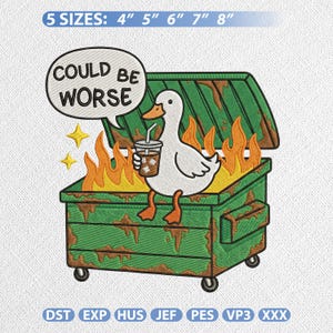 Peut inclure: Une broderie représentant un canard blanc tenant une boisson, perché sur une benne à ordures verte en feu. Le texte "COULD BE WORSE" est dans une bulle. Disponible en 5 tailles : 10 cm, 13 cm, 15 cm, 18 cm et 20 cm.