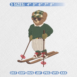 Puede incluir: Un diseño de bordado de un oso marrón con un suéter verde, pantalones beige y una gorra a cuadros mientras esquía. El oso lleva gafas de sol y sostiene bastones de esquí. El texto superior dice 5 SIZES: 4" 5" 6" 7" 8". Formatos: DST, EXP, HUS, JEF, PES, VP3, XXX.