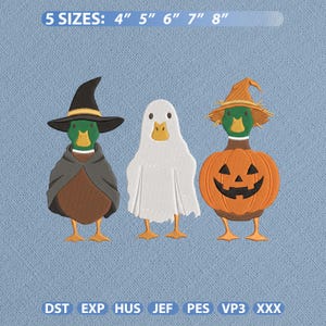 Pode incluir: Um design de bordado com três patos em fantasias de Halloween: um com chapéu de bruxa e capa preta, um vestido de fantasma branco e um com chapéu de palha e corpo de abóbora. O texto no topo diz 5 SIZES: 4" 5" 6" 7" 8".