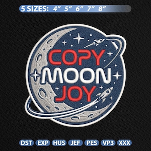 Puede incluir: Parche bordado con temática espacial. El diseño presenta un círculo azul con una luna creciente, estrellas y dos cohetes. Las palabras "COPY MOON JOY" están en rojo y blanco. Disponible en 5 tamaños: 10 cm, 13 cm, 15 cm, 18 cm y 20 cm.
