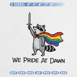 Pode incluir: Patch bordado com um guaxinim usando uma capa de arco-íris e uma espada. O texto "WE PRIDE AT DAWN" está abaixo. Disponível em 5 tamanhos: 10 cm, 13 cm, 15 cm, 18 cm e 20 cm.