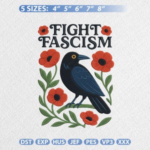 Puede incluir: Un diseño de bordado que muestra un cuervo negro posado en una rama verde rodeado de amapolas rojas. El texto FIGHT FASCISM está centrado sobre el ave. La imagen incluye el texto 5 SIZES: 4" 5" 6" 7" 8" y los formatos DST, EXP, HUS, JEF, PES, VP3, XXX.