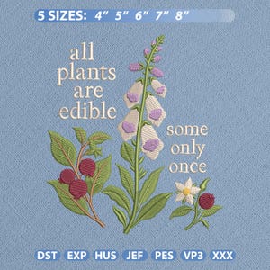 Könnte beinhalten: Ein Stickmuster auf hellblauem Hintergrund mit einem Fingerhut, einem Beerenzweig und einer kleinen Blume. Der Text lautet: all plants are edible some only once. Das Design umfasst 5 Größen: 4, 5, 6, 7, 8 Zoll und Dateiformate: DST, EXP, HUS, JEF, PES, VP3, XXX.