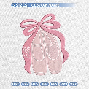 Peut inclure: Un motif de broderie représentant une paire de chaussons de danse rose clair attachés par un grand nœud assorti. Le prénom Ella est brodé en blanc en lettres cursives sur le ruban gauche. Le texte en haut indique 5 SIZES: CUSTOM NAME.