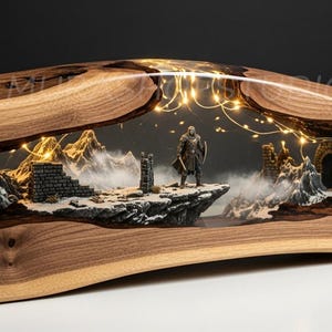 Handgemachte Skyrim Lampe - Epoxidharz & natürliches Walnussholz Diorama | Fantasie Schreibtischleuchte | Zocker Geschenk | Mittelalterliche Kunstharzlampe