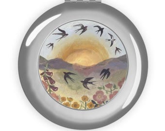 Compacte spiegel zwaluwen over Sunset Meadow | Reisspiegel