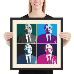Puede incluir: Una impresión enmarcada de arte pop con cuatro paneles de un hombre con traje y corbata. Cada panel tiene un esquema de color diferente: verde, azul, morado y rosa. La obra de arte se muestra en un marco negro.