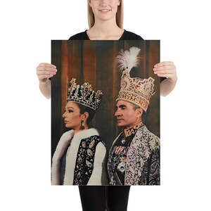 Puede incluir: Un póster con un retrato de un hombre y una mujer con atuendo real adornado. La mujer lleva una corona enjoyada y una prenda estampada en blanco y negro. El hombre lleva una corona con una pluma y un abrigo decorado con medallas.