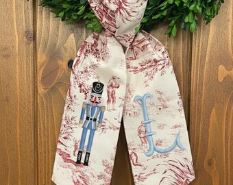 Französische Country Toile Wreath Schärpe, bestickte Toile Wreath Schärpe, Benutzerdefinierte Monogramm Wreath Schärpe, personalisierte Nussknacker Wreath Schärpe
