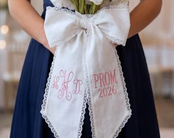 Spersonalizowany bukiet z koronkową lamówką | Wstążka z monogramem na pamiątkę balu maturalnego