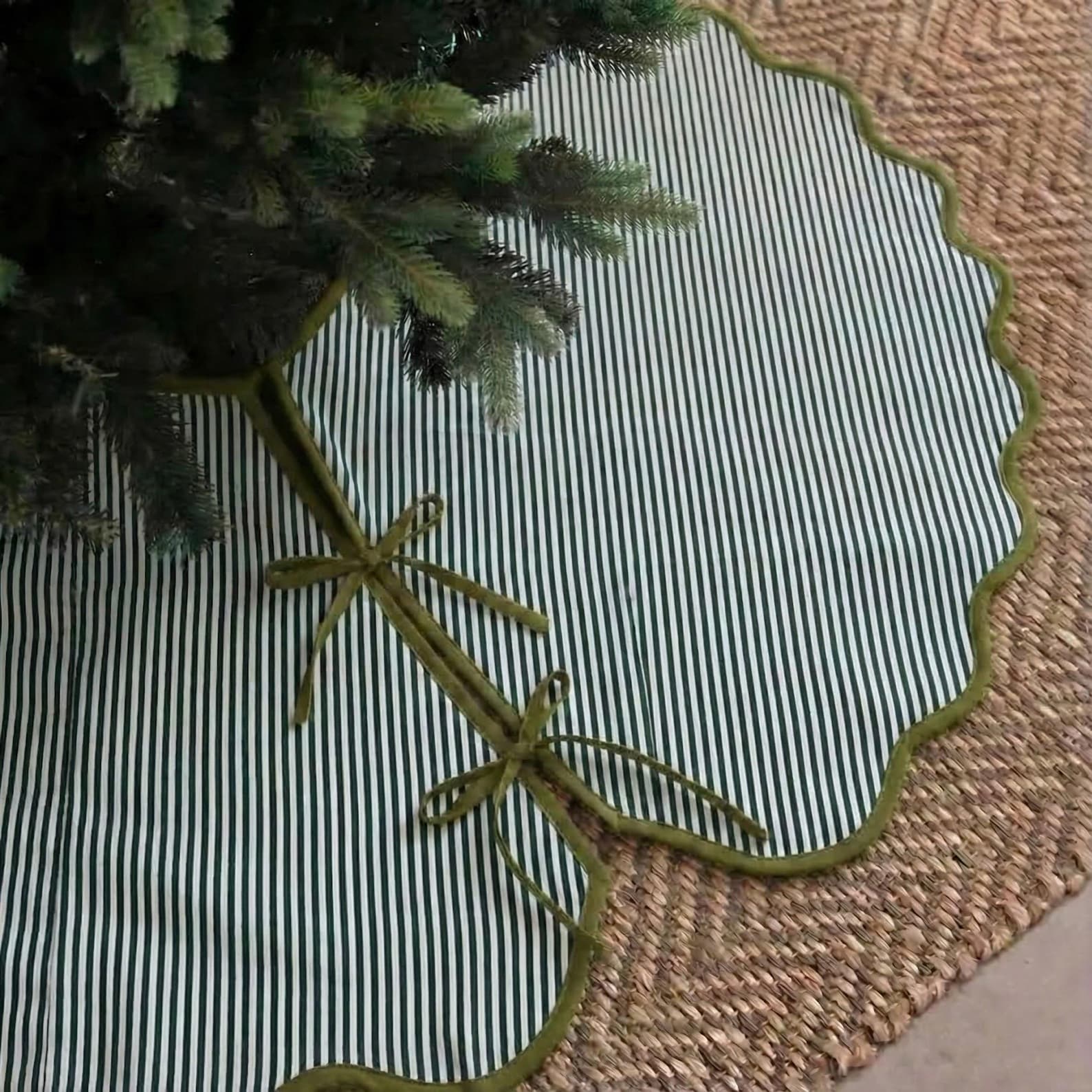 Christmas Scalloped piping red TREE skirt, printed tree skirt, striped tartan tree skirt, Christmas tree skirt, Christmas Tree Decoration - 50 Inches, Green Stripes