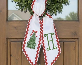 Kerstkranssjerp met monogram – Geborduurde boom, rode ric-racversiering