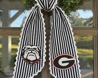 刺繍入りUGAリースサッシュ - レッドギンガム、ジョージア大学装飾、カスタム刺繍入りリネンリースサッシュ、スポーツチームカレッジファン装飾
