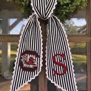 South Carolina Gamecocks kransbåge | Randig monogramdörrdekoration | Band för baklucka till collegefotboll | Anpassat universitetsbåge