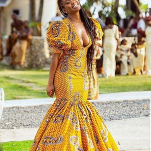 traditional bridesmaid dress styles in ghana Bridesmaids With #Style & Smiles Photo: @kokuvi_weddings . .  #ghanafashionmagazine #wedding