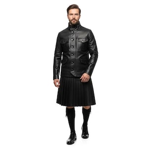 Pode incluir: Casaco de couro preto com quatro bolsos frontais e gola alta, combinado com um kilt preto plissado. O traje inclui meias pretas altas e sapatos pretos. O casaco tem fechos de botão.