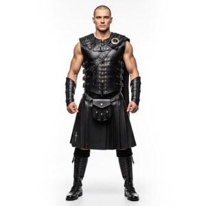 Könnte beinhalten: Schwarzes Leder-Outfit mit Weste, Kilt und Armstulpen. Die Weste hat dekorative Schnallen und Schnürungen. Eine kleine Tasche ist am Kilt befestigt. Das Outfit wird durch kniehohe Stiefel ergänzt.