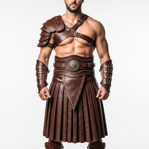 Könnte beinhalten: Braunes Leder-Gladiatoren-Rüstungsset. Das Set beinhaltet einen Schulterschutz, ein Brustgeschirr, einen Gürtel, einen plissierten Rock und Armschützer. Die Rüstung ist mit Nieten und einem dekorativen Medaillon am Gürtel versehen. Ein historisches Kostüm.