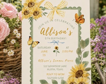 Puede incluir: Una invitación color crema con un borde festoneado verde, adornada con girasoles de acuarela, mariposas y un lazo amarillo. El texto dice "¡Únete a nosotros para celebrar el 5º cumpleaños de Allison!" e incluye detalles del evento.