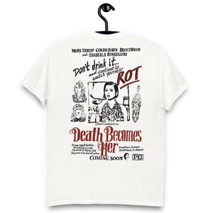Könnte beinhalten: Ein weißes Kurzarm-T-Shirt mit einem schwarzen und roten Grafikdruck auf der Rückseite. Das Design zeigt den Filmtitel Death Becomes Her, Namen der Besetzung und Charakterillustrationen mit dem Text Don't drink it and continue to watch yourself ROT.