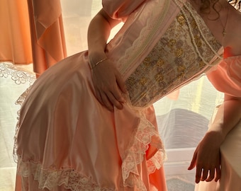 Baljurk prinses – perzikkleurige satijnen jurk 18e eeuw – Lavinia-jurk