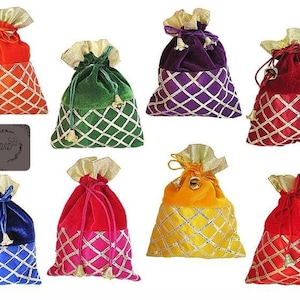 Puede incluir: Surtido de bolsas de terciopelo con cordón de colores. Cada bolsa presenta una parte superior dorada en contraste y una sección inferior con estampado de diamantes. Los colores incluyen rojo, naranja, verde, morado, azul, rosa y amarillo. Ideal para pequeños regalos.