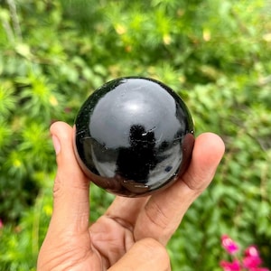 Esfera de espejo de TURMALINA NEGRA / Grande - 55 mm / Decoración de regalo, Esfera de piedra metafísica original de turmalina negra, minerales curativos