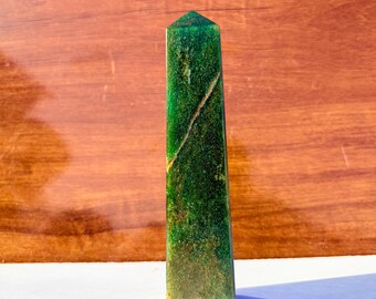 Grüner Kyanit-Kristallturm | Heilstein für das Herzchakra, Meditationsstein zur Energieausrichtung