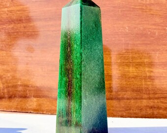 Grüner Kyanit-Kristallturm | Heilstein für das Herzchakra, Meditationsstein zur Energieausrichtung