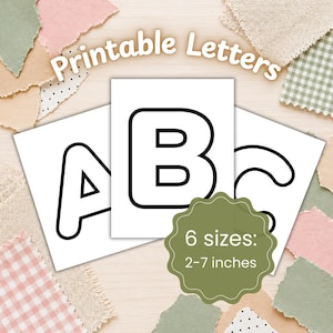 Op de afbeelding: Drie witte kaarten met zwarte omtrekletters A, B en C. De tekst "Printable Letters" staat bovenaan. Een groene cirkel geeft aan "6 maten: 5-18 cm". De achtergrond bevat stoffen stalen in verschillende kleuren.