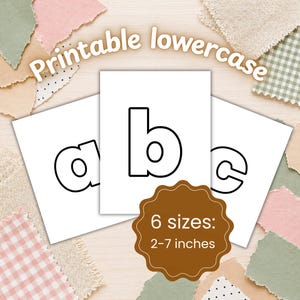 Op de afbeelding: Drie witte vierkante kaarten met de zwart omlijnde kleine letters a, b en c. De tekst Printable lowercase staat bovenaan en een bruin geschulpt label vermeldt 6 sizes: 5-18 cm in witte tekst.