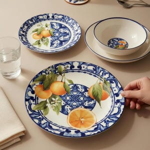 Set di stoviglie "Agrumi Mediterranei" per 2 persone - Piatti blu, bianchi e arancioni, stoviglie in ceramica, apparecchiatura estiva, regalo unico per la cucina