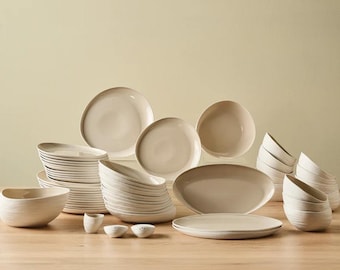 Vajilla de gres irregular para 12 personas – Vajilla de 55 piezas con forma orgánica, platos y cuencos de cerámica minimalistas color crema.