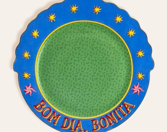 Plato llano de porcelana maximalista – Diseño colorido Bom Dia Bonita, vajilla con detalles dorados