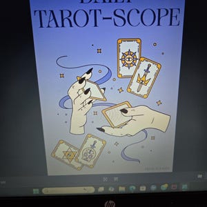 Pode incluir: Ilustração digital com o texto "DAILY TAROT-SCOPE". A imagem mostra mãos segurando cartas de tarô, com mais cartas e estrelas em um fundo azul. As cartas têm desenhos dourados e brancos. Tema místico.