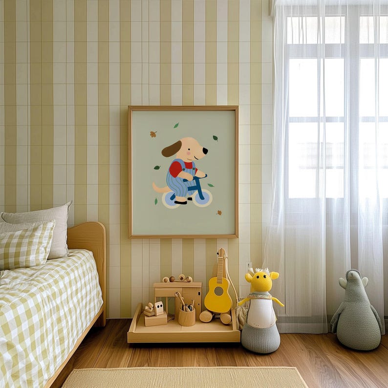 K&ouml;nnte beinhalten: Gerahmte Illustration eines Cartoon-Hundes auf einem Fahrrad, der eine Latzhose und ein rotes Hemd tr&auml;gt. Das Kunstwerk wird in einem Kinderzimmer mit einem Holzbett, Spielzeug und einem Fenster mit transparenten Vorh&auml;ngen ausgestellt. Die W&auml;nde haben ein Streifenmuster.
