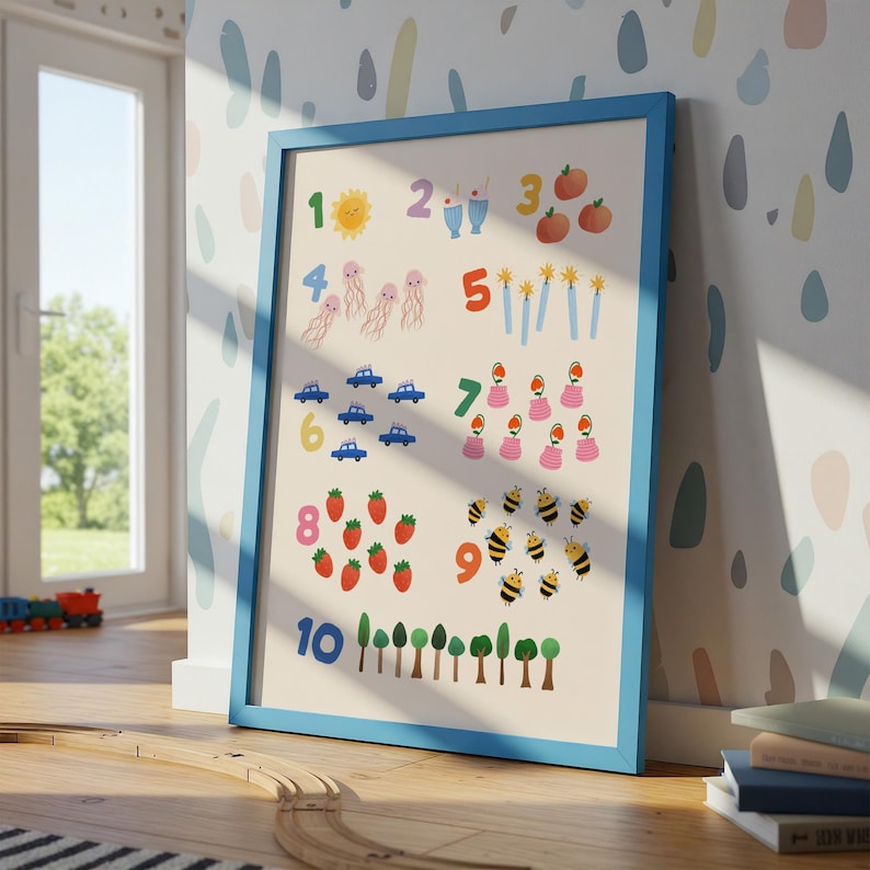Puede incluir: Un p&oacute;ster educativo enmarcado con un borde azul, que muestra los n&uacute;meros del 1 al 10 con ilustraciones correspondientes. Las im&aacute;genes incluyen un sol, helado, manzanas, medusas, velas, coches, magdalenas, fresas, abejas y &aacute;rboles. El p&oacute;ster est&aacute; dise&ntilde;ado para ni&ntilde;os.