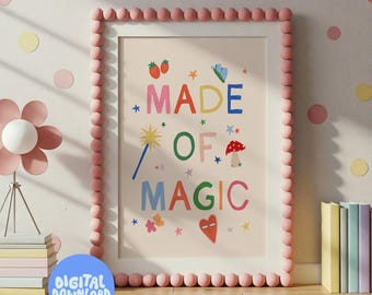 Könnte beinhalten: Ein gerahmter Druck mit den Worten "MADE OF MAGIC" in bunten Buchstaben. Der Druck zeigt Illustrationen von Erdbeeren, einem Schmetterling, einem Pilz und einem Zauberstab. Der Rahmen ist weiß mit einem rosa Perlenrand. Digitaler Download verfügbar.