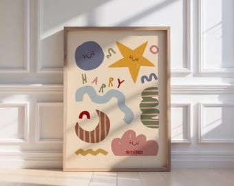 Puede incluir: Una impresión artística enmarcada con un diseño lúdico, que presenta una estrella sonriente, una nube y otras formas abstractas en azul, amarillo y rosa. La palabra "HAPPY" está en rojo. Se incluye la fecha "10/11/2021". La obra de arte está en un marco de madera.