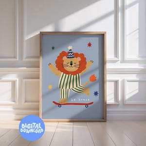 Könnte beinhalten: Ein gerahmter Wandkunstdruck mit einem Cartoon-Löwen, der eine blau-weiß gestreifte Partykappe und einen grün-weiß gestreiften Schlafanzug trägt, auf einem roten Skateboard vor hellblauem Hintergrund mit bunten Sternen und dem Text be brave.